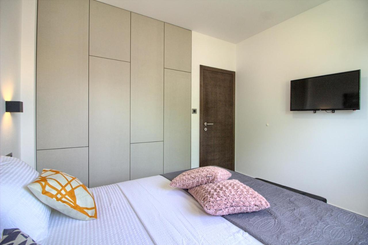 Modern Villa Nerina With Private Pool Near พูลา ภายนอก รูปภาพ